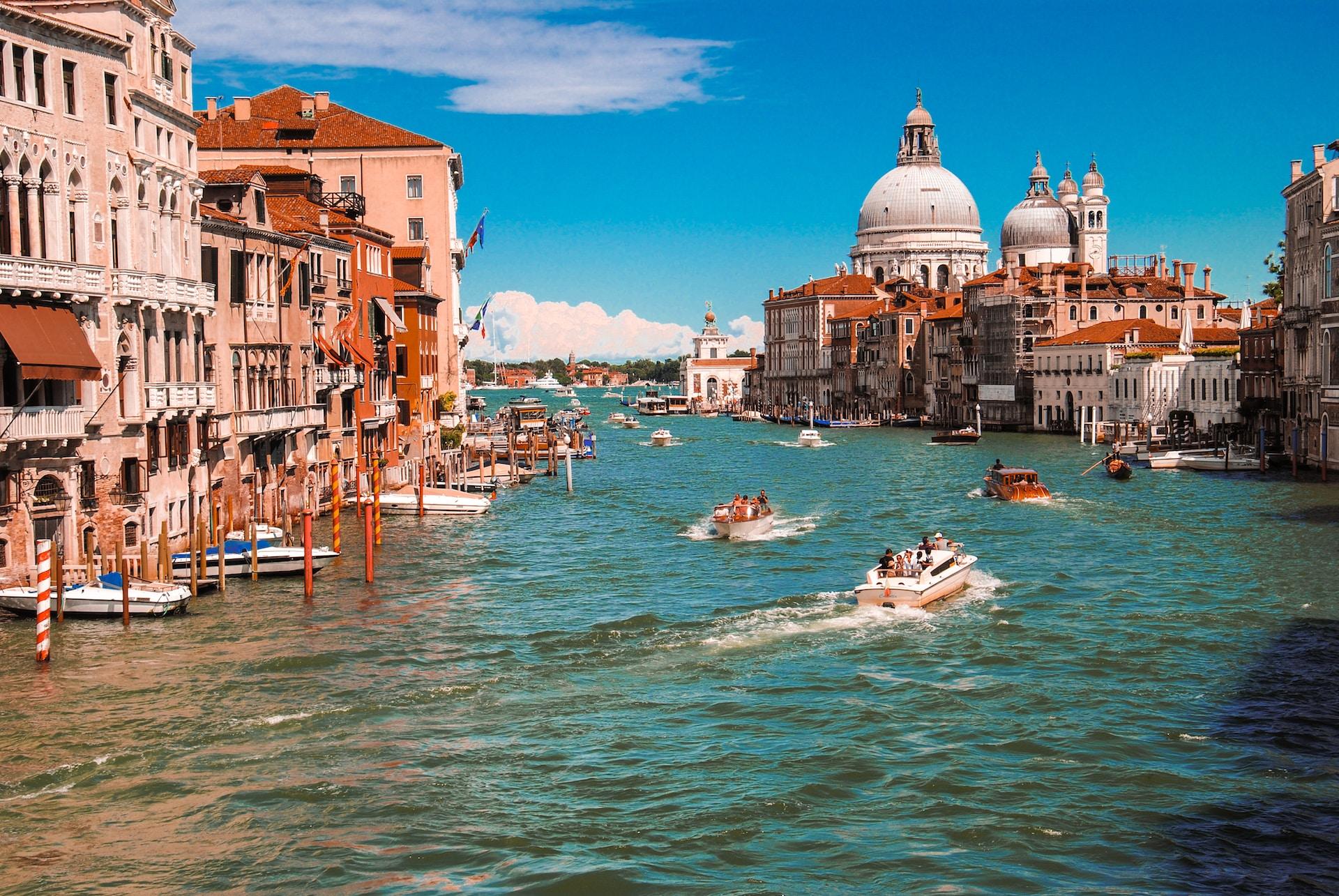 7 Unique Experiences to Enjoy in Italy - background banner